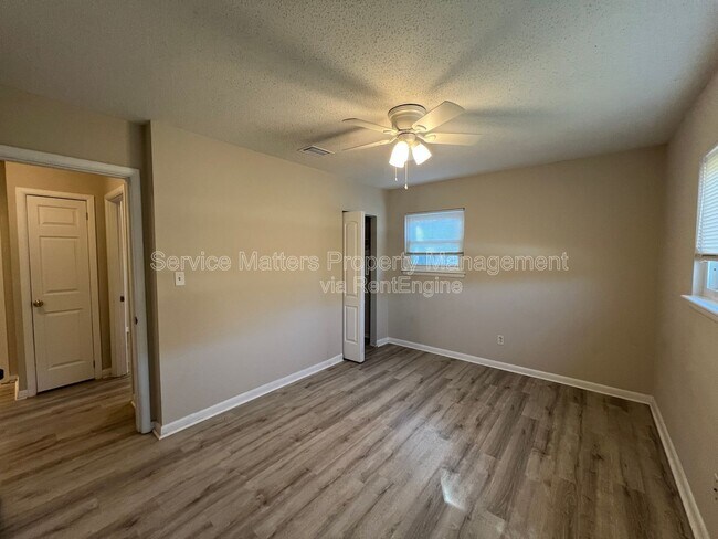 Building Photo - 303 Newcastle Dr