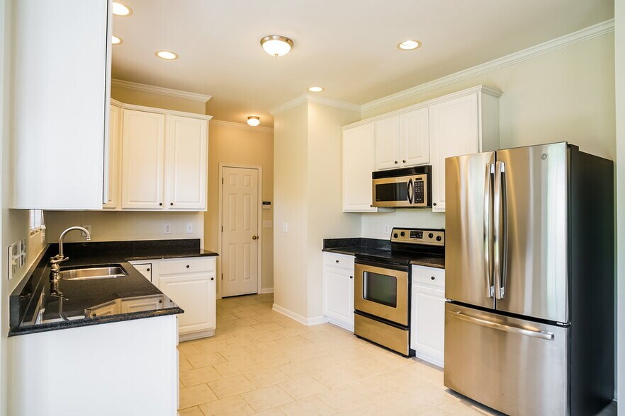 Building Photo - 813 Stackhurst Way