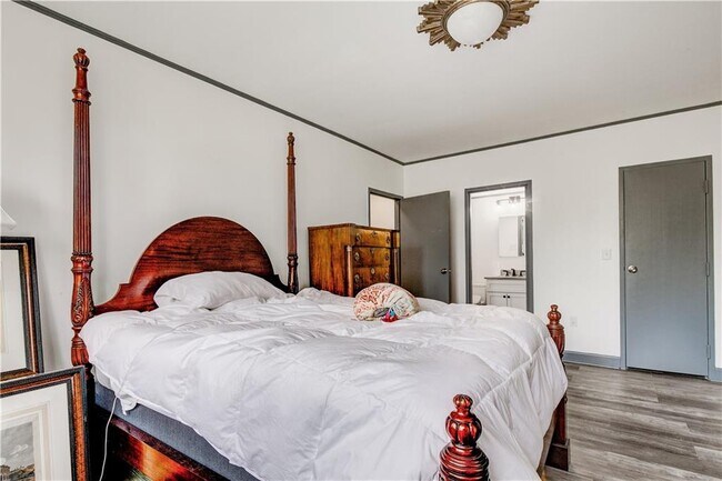 Building Photo - 2637 Peachtree Rd NE