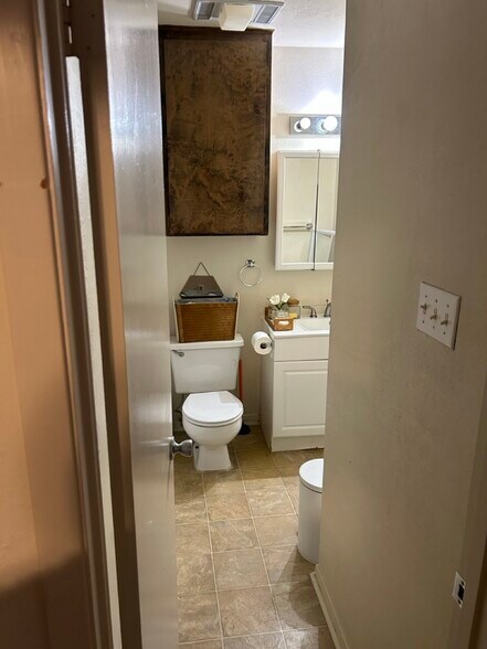 hall bath with shower - 702 Cross Timbers Dr