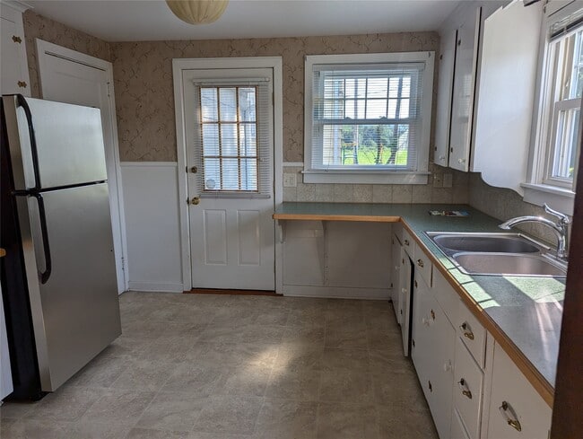 Building Photo - 10 Bidwell St