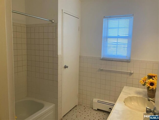 Building Photo - 1251 Valley Rd