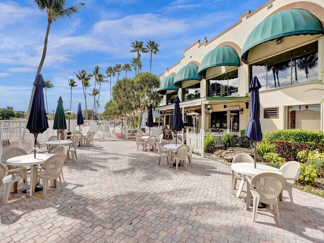 Building Photo - 9480 Poinciana Pl