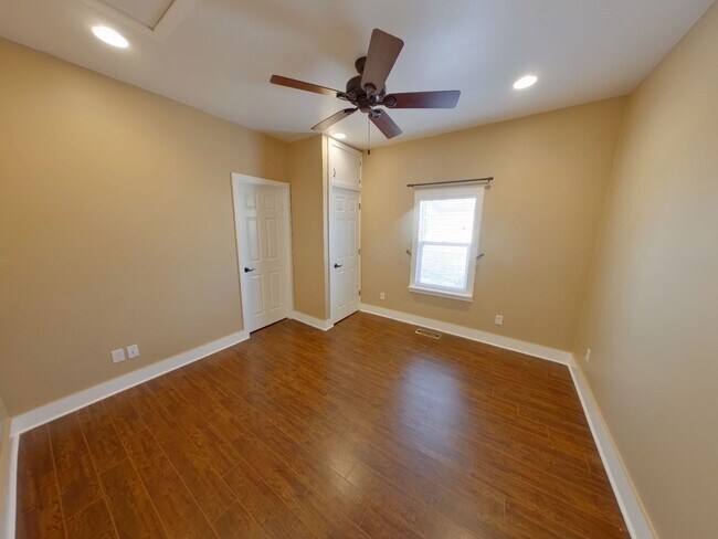 Building Photo - 402 N Kansas Ave