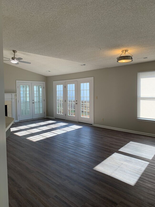 Building Photo - Cozy Living on a quiet cul de sac.