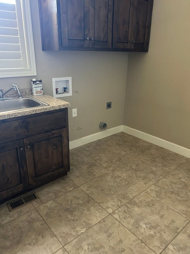 Building Photo - 4 bedroom house with a beautiful view!! **...