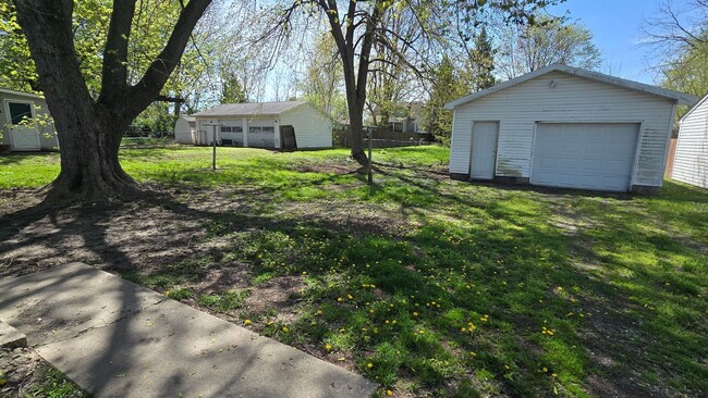Building Photo - 2 Bedroom Home - Detached Garage!