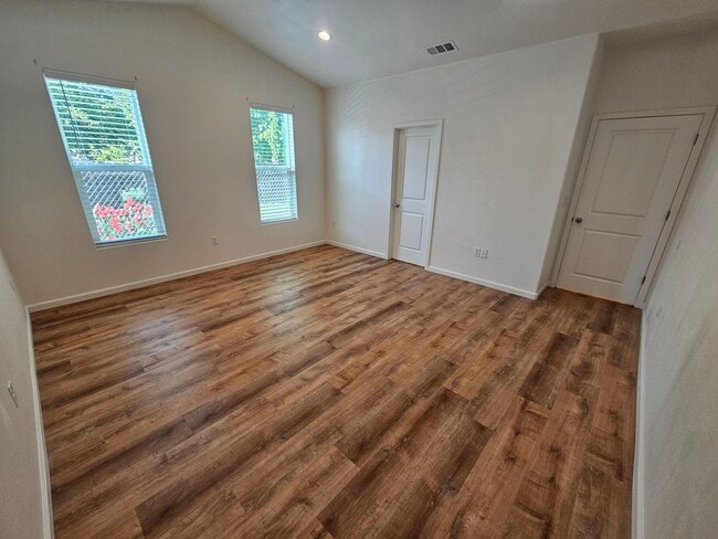 Building Photo - 3 Bedroom 2 Bathroom Duplex for Rent in Corning!