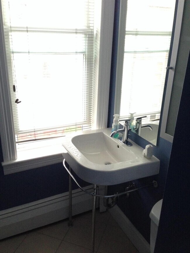 Building Photo - 16 Centre St