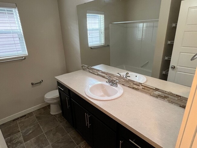 Building Photo - Amazing Puyallup Home waiting for you!