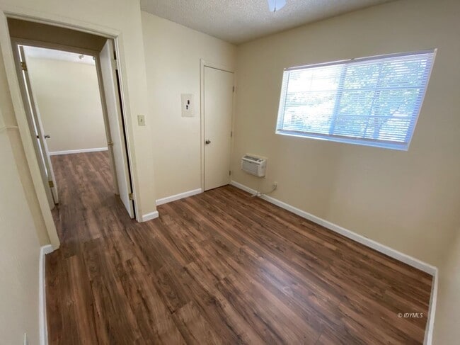 Building Photo - Remodeled 2 bed apartment in town