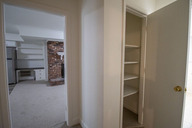 Building Photo - Renovated 5BR Home Minutes from Downtown Columbia | Two Full Kitchens + Fenced Yard ~ Available M...