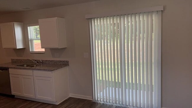Building Photo - Charming single family house!3bedrooms, 3b...