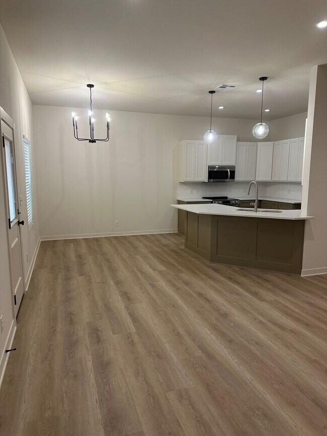 Building Photo - 2-bedroom 2 bath luxury apartment housing