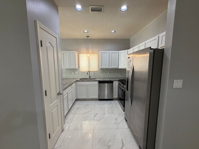 Building Photo - Beautiful Luxury Single Story Town Home Available Near Coors Blvd NW & Dellyne Ave NW!