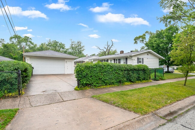 Building Photo - 105 Indianwood Dr