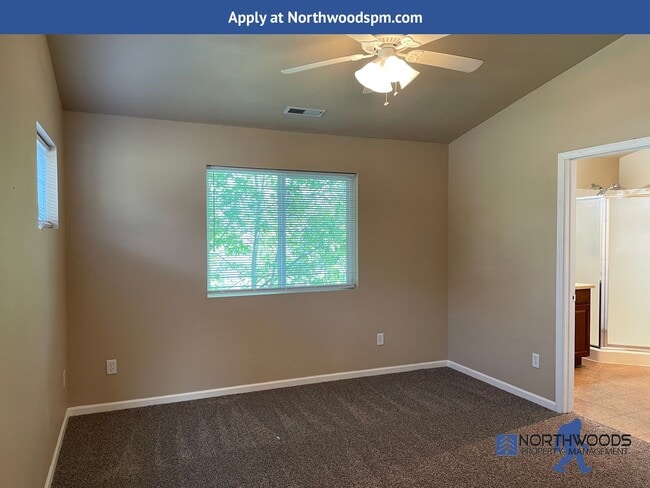 Building Photo - Nice 2 Bedroom 2 Bathroom 2 Story-Town Home-White City