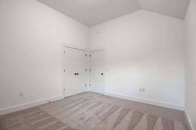 Building Photo - 2036 Warbler Dr