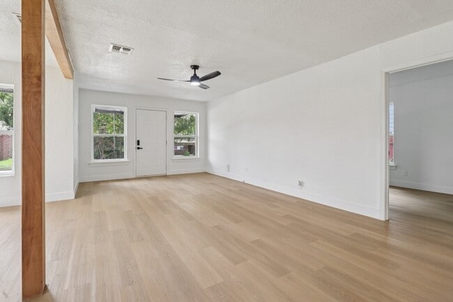 Building Photo - 1105 N Sylvania Ave