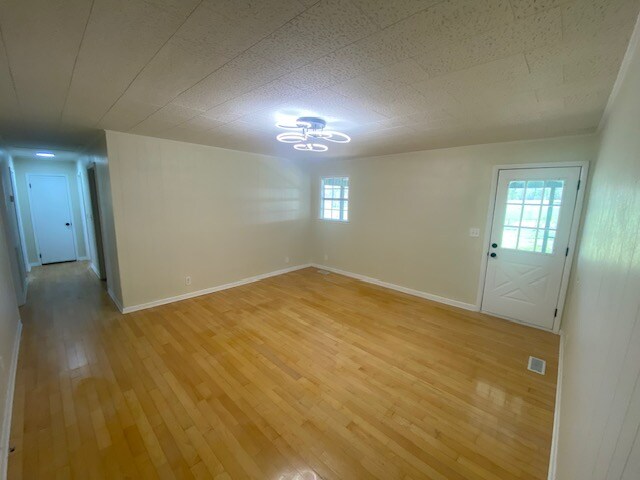 Building Photo - 588 Alexander Rd