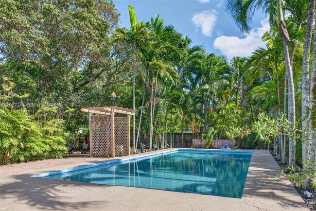 Building Photo - 1250 NE 133rd St