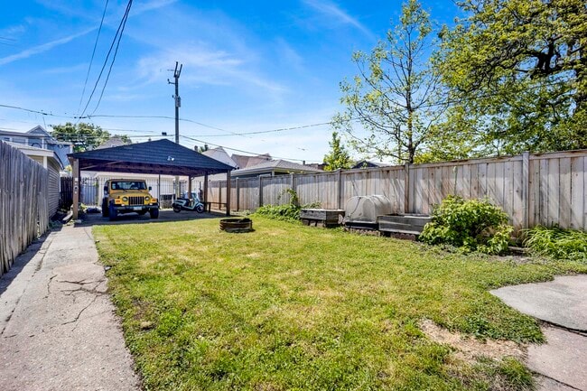 Building Photo - 3721 W Shakespeare Ave