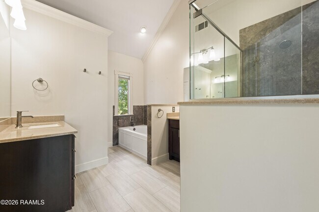 Building Photo - 300 Oak Hollow Dr