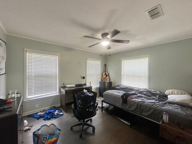 Building Photo - Updated 3-Bedroom Home Near TJC & Medical ...