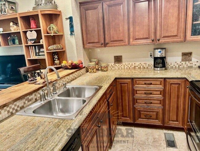 Building Photo - Adorable 2 Bedroom - 1 Dog Friendly upon approval!!! - Just Reduced!