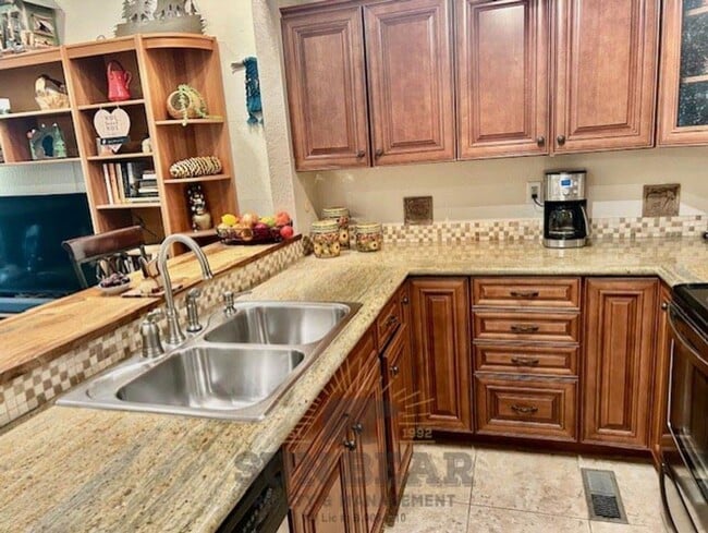 Building Photo - Adorable 2 Bedroom - Central Incline! 1 Do...