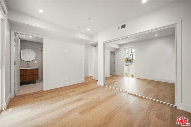 Building Photo - 1752 N Van Ness Ave