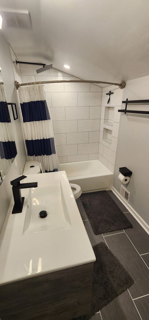 Building Photo - Luxury 3-Bedroom, 1-Bathroom House in Broo...