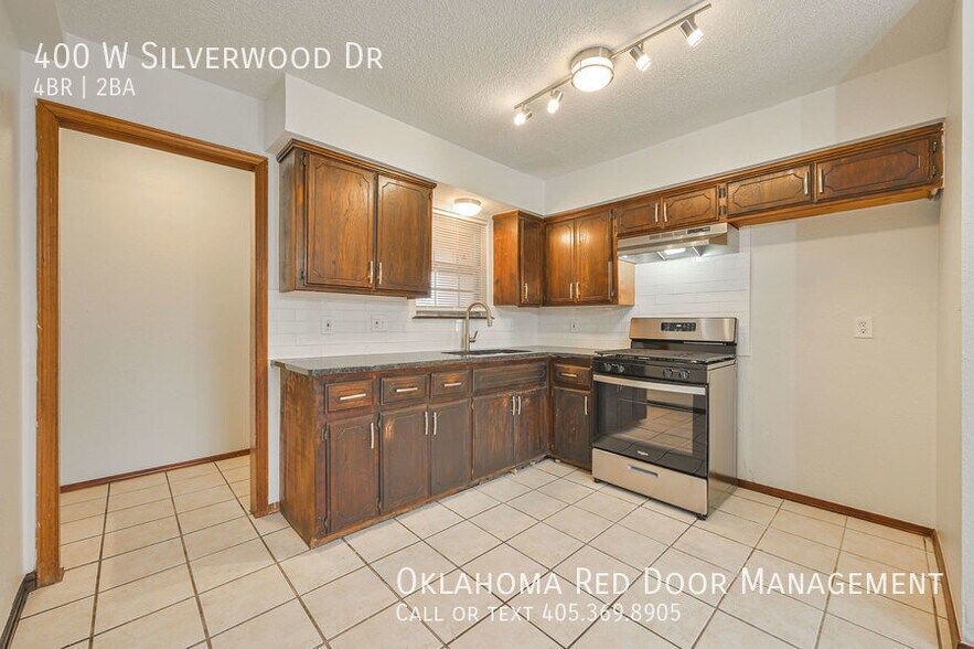 Building Photo - 400 W Silverwood Dr