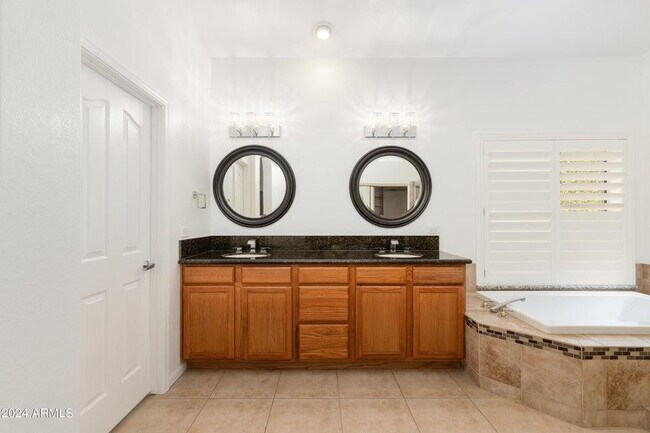 Building Photo - 3350 S Oleander Dr