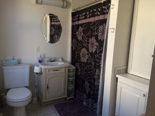 Building Photo - 215 Grove St