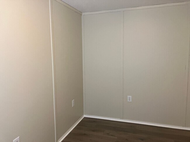 Building Photo - Single wide trailer on block foundation - ...