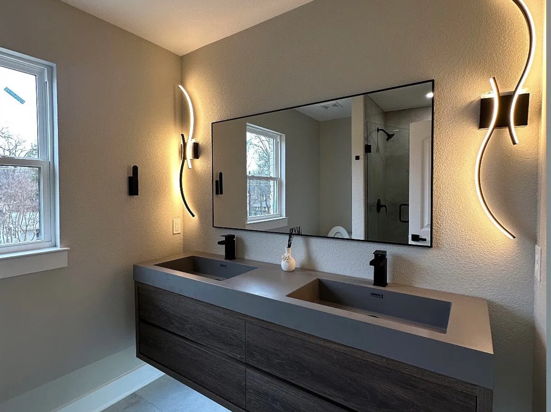 bathroom 1/3 - 118 Little John St