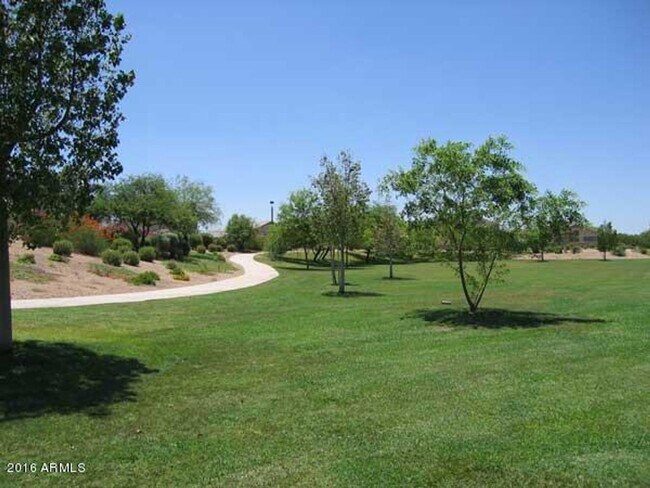 Building Photo - 682 W Raven Dr