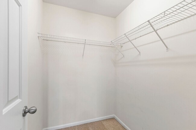 Building Photo - Charming 2-Bedroom Townhome in Desirable R...