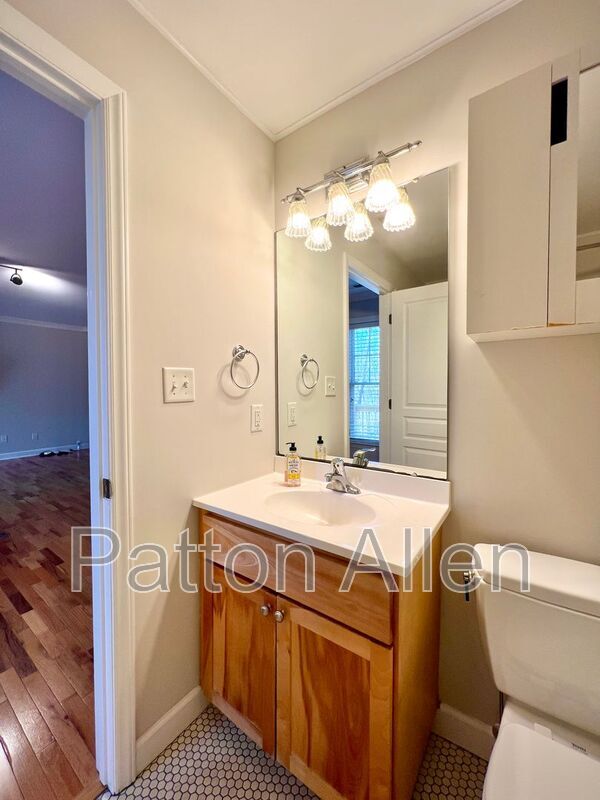 Building Photo - 430 Riverview Dr