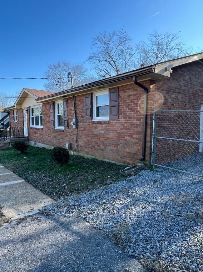 Building Photo - All Brick, 3 Bedroom Ranch in Hendersonvil...