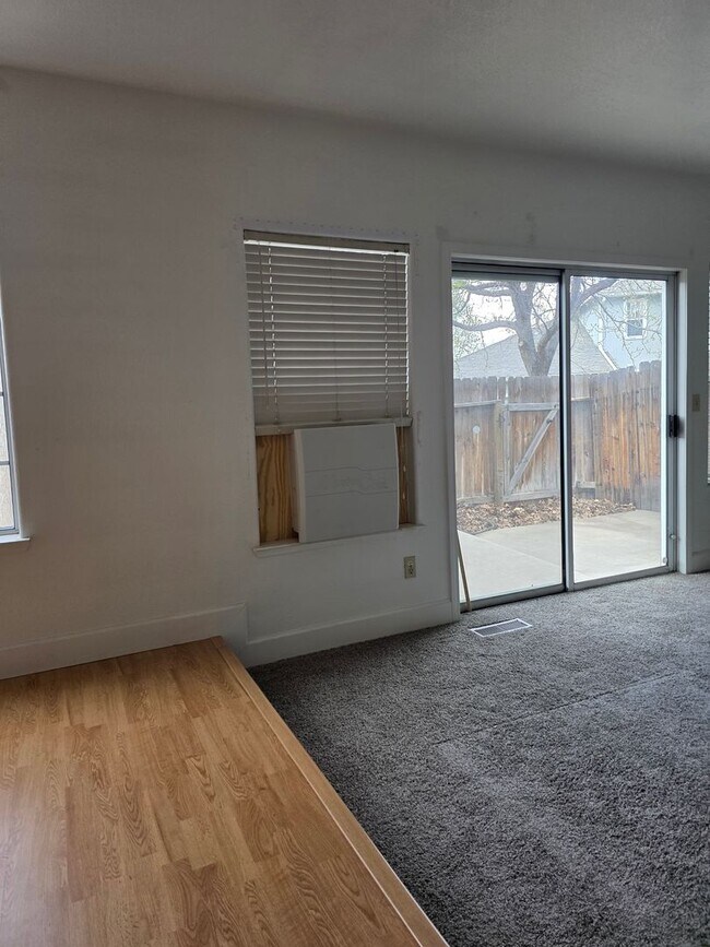 Building Photo - Townhouse Available - Cats OK