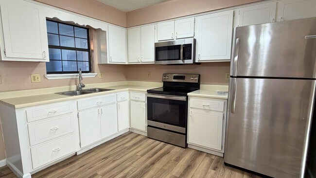 Building Photo - 2 Bedroom Home w/ Flex Room, fenced in yard - Close to base!!