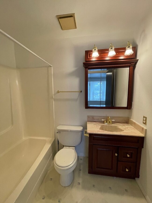 Building Photo - Townhome in Beautiful Gated community with...