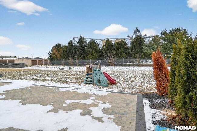 Building Photo - 901 Wilson St