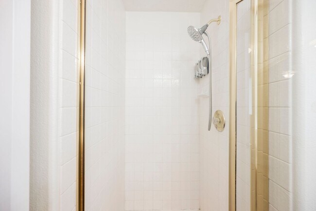 Building Photo - Honey, I’m Home! This Lovely 3 Bedroom, Two-Story Home Is Located In Summerlin.