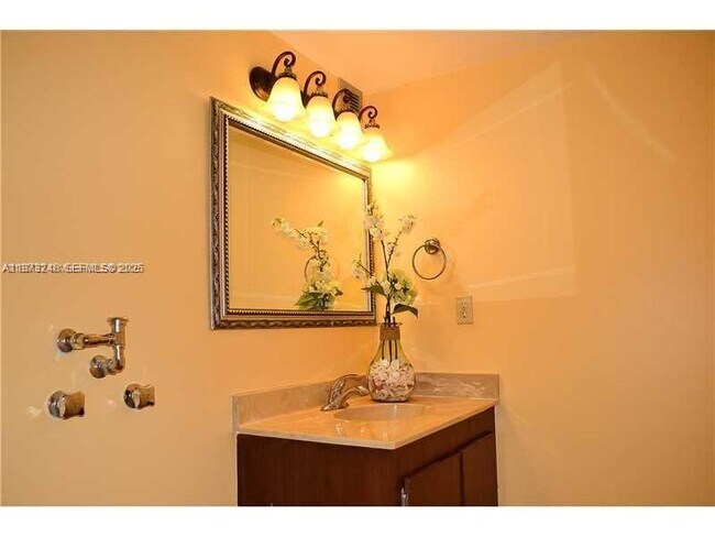 Building Photo - 2500 Parkview Dr