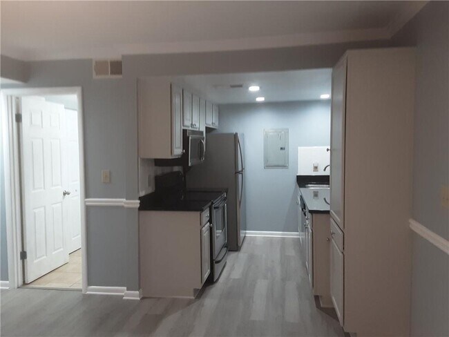 Building Photo - 6900 Roswell Rd