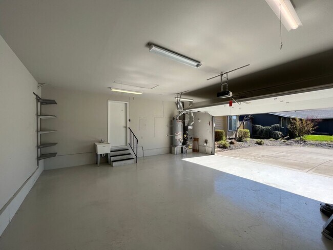 Building Photo - Beautiful 3 Bed 2 Bath House in Happy Valley!! A/C, Additional Living Area, Great for Entertaining!!