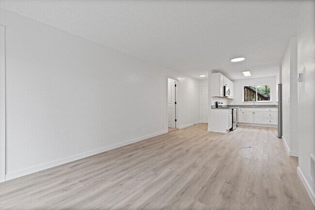 Building Photo - ? Now Available: Gorgeous 3-Bedroom, 1-Bath Unit – Fully Remodeled!